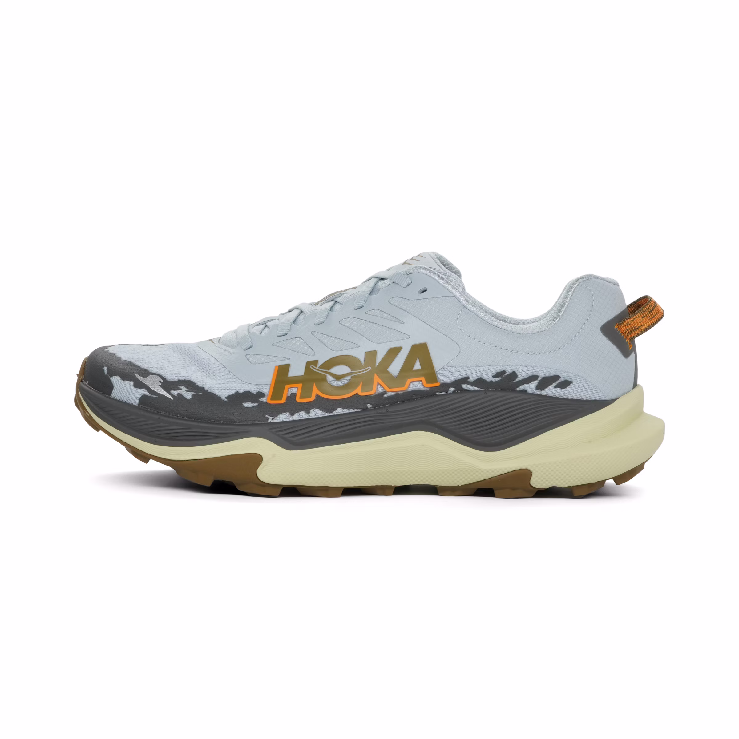 HOKA Torrent trailschoen op een rotsachtig bergpad — licht profiel en demping voor gemengd terrein.