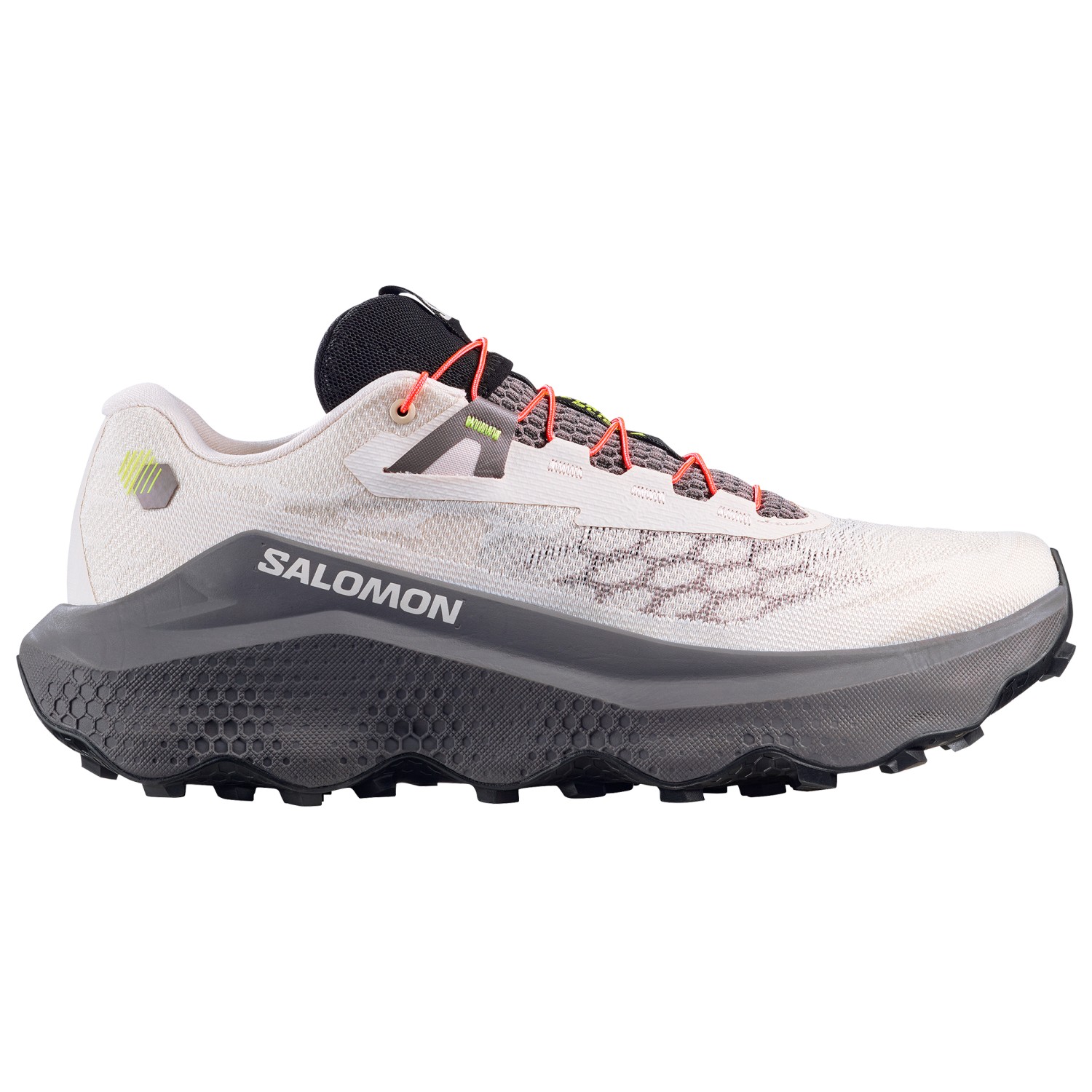 Salomon Ultra Glide trailschoen op gravelpaden — zacht, gedempt en veerkrachtig profiel voor gemengd pad.