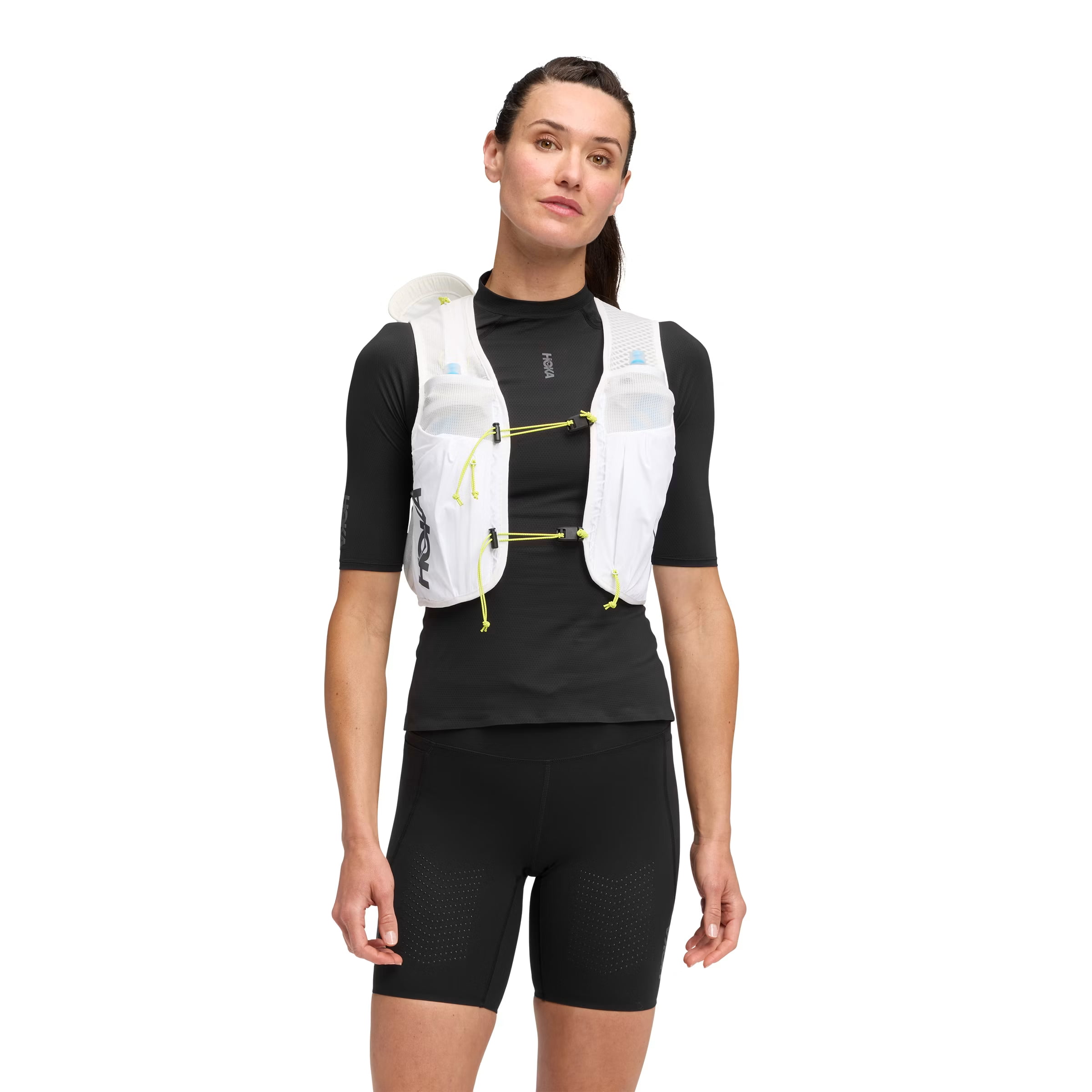 Trailrunner met hydration vest op een technisch bergpad.