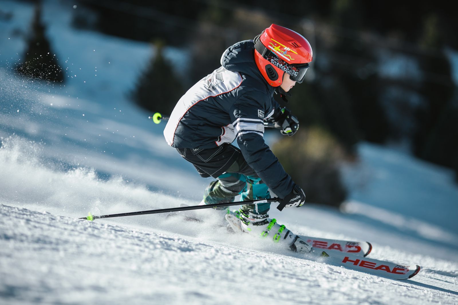Wintersportuitrusting voor ski en snowboard — bescherming en gear op besneeuwd terrein.